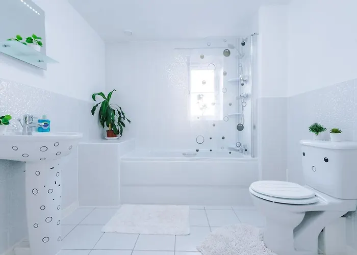 Luxury 3 Bedroom House Close To Center