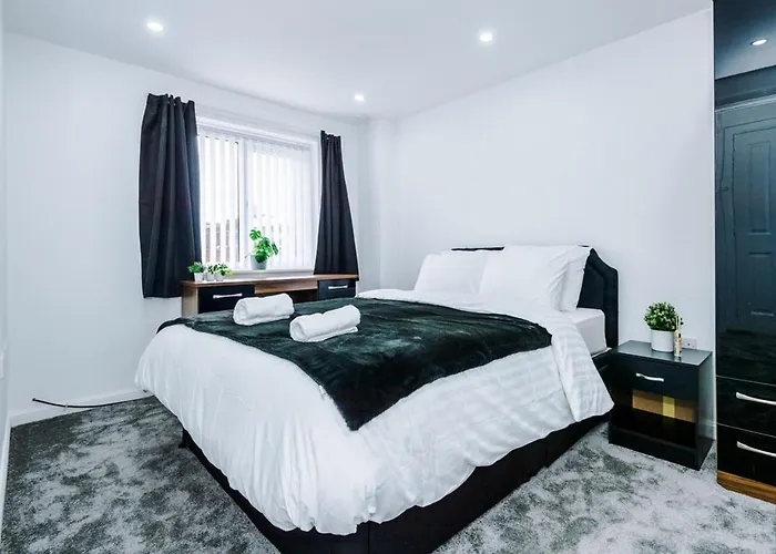 Luxury 3 Bedroom House Close To Center